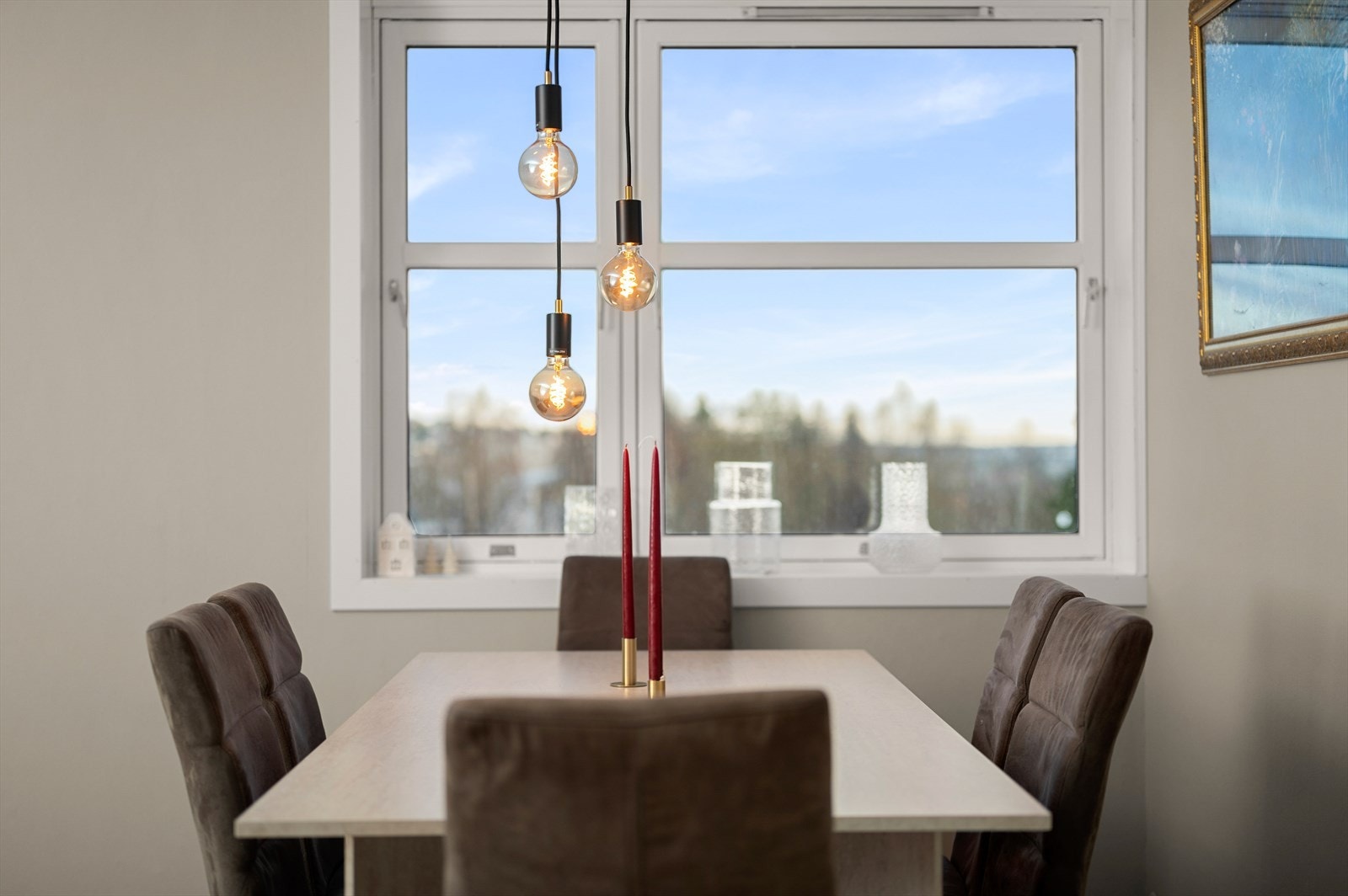 Kabel-tv, internett, varmtvann, kommunale avgifter, vaktmestertjenester etc. er inkl. i felleskostnadene. Galleribilde