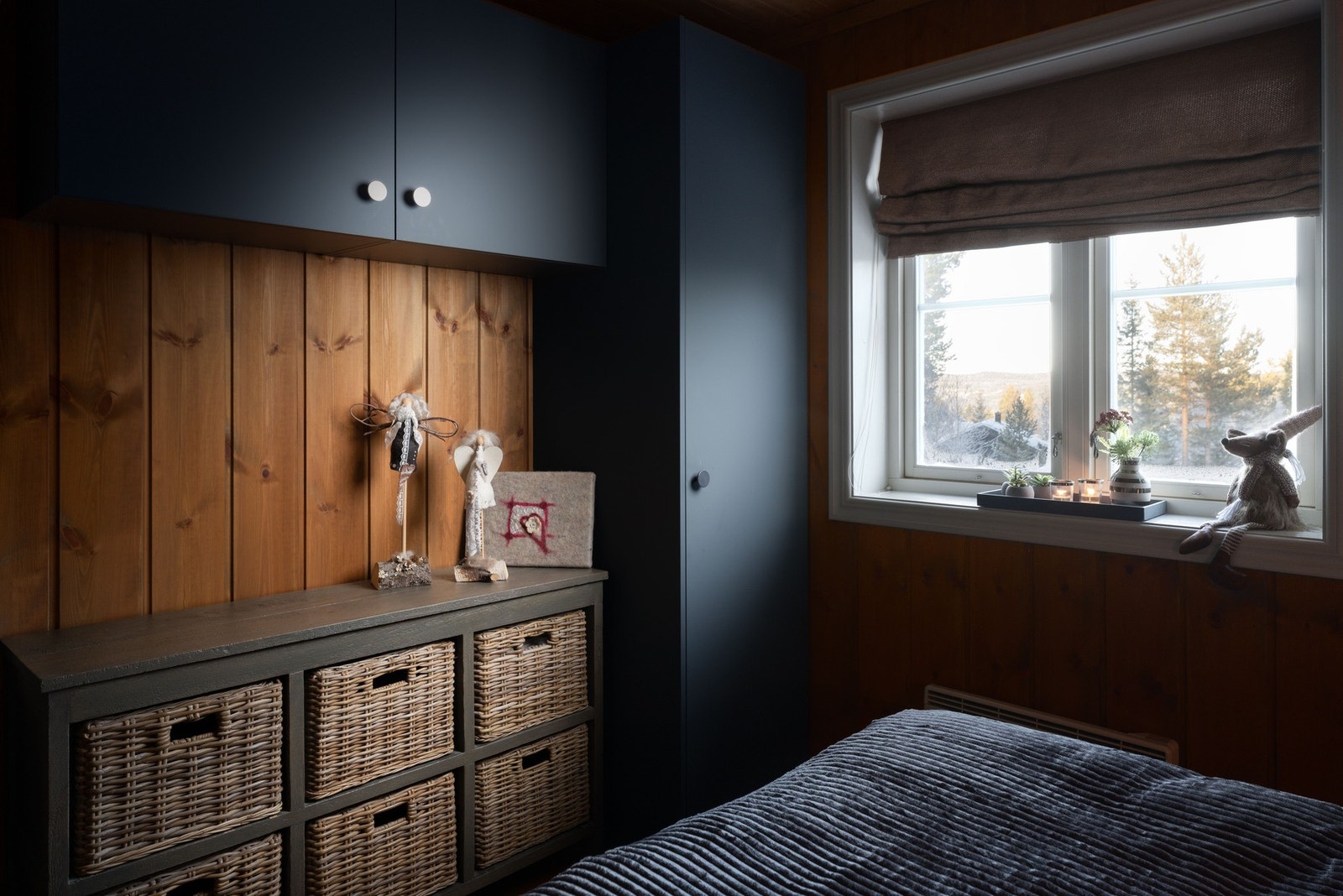 Hovedsoverommet har god plass til oppbevaring med skap og kommode. Galleribilde