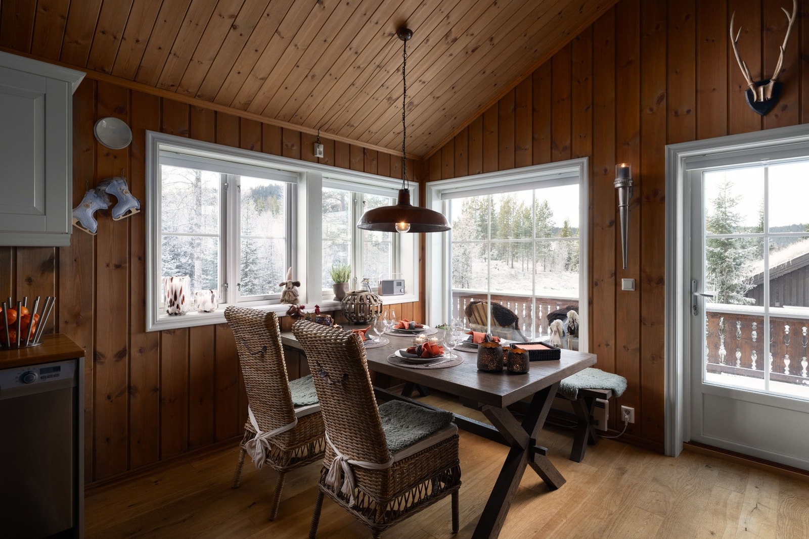 Spisestuen har mange vinduer som gir et godt lysinnslipp, Galleribilde
