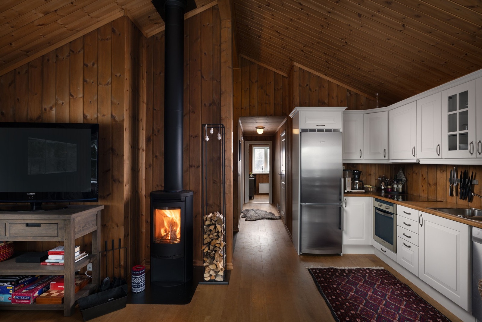 Hytta har raustet himling som gir en god romfølelse. Galleribilde