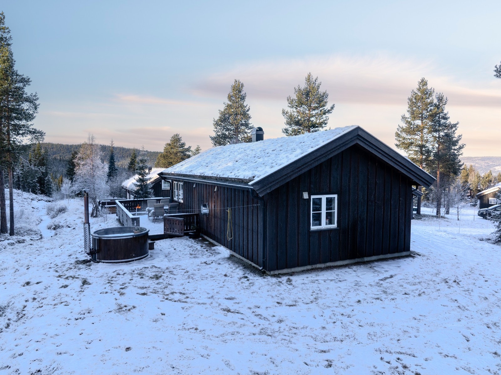 Vedfyrt stamp med skjermet beliggenhet. Her kan du finne roen under stjernehimmelen. Galleribilde