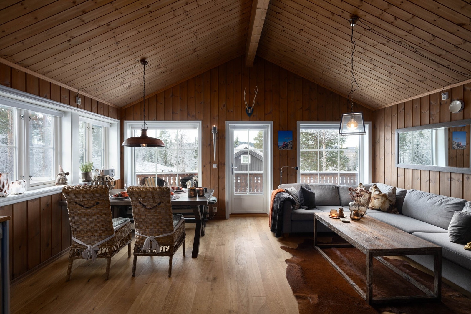 Stue/spisestue/kjøkken i åpen løsning som gir en sosiel atmosfære. Galleribilde