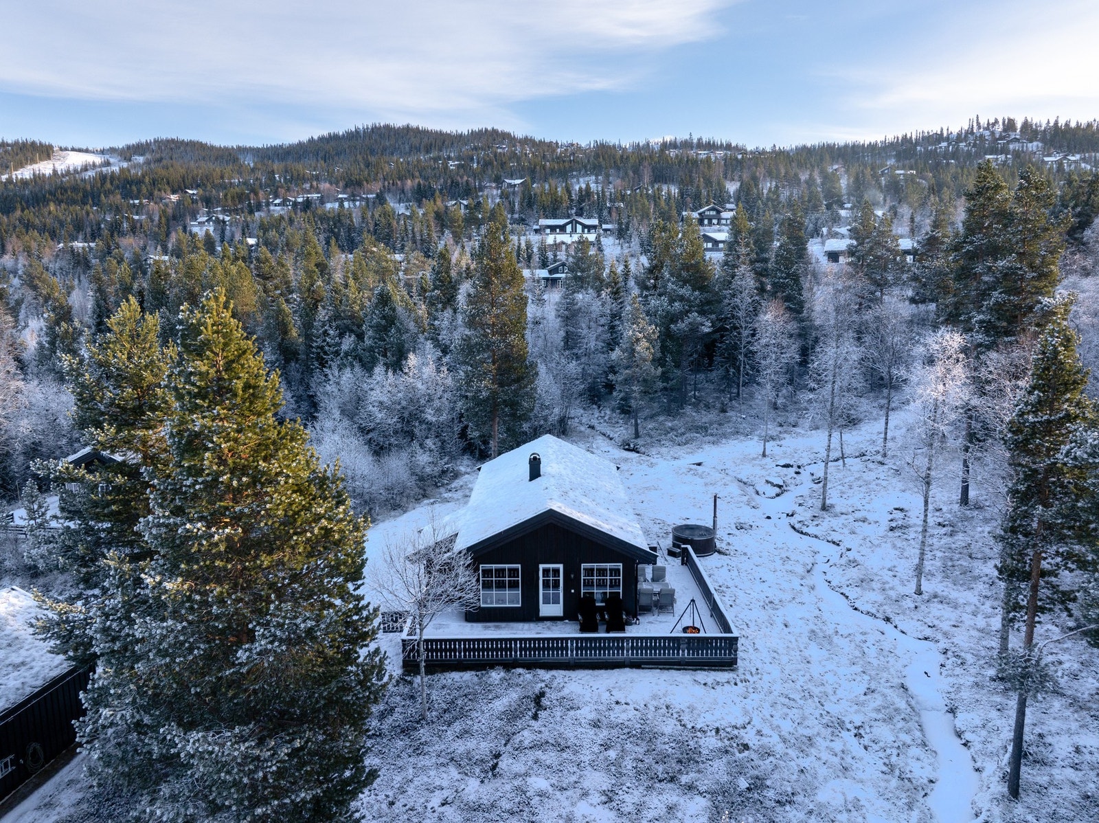 Eiendommen ligger usjenert på en liten høyde! Galleribilde