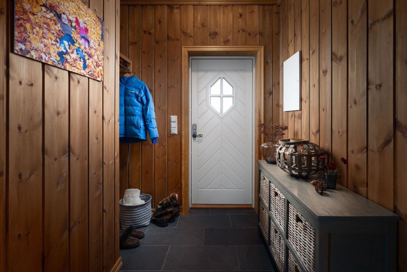 Romslig entrè, med plass til garderobeløsning. Galleribilde