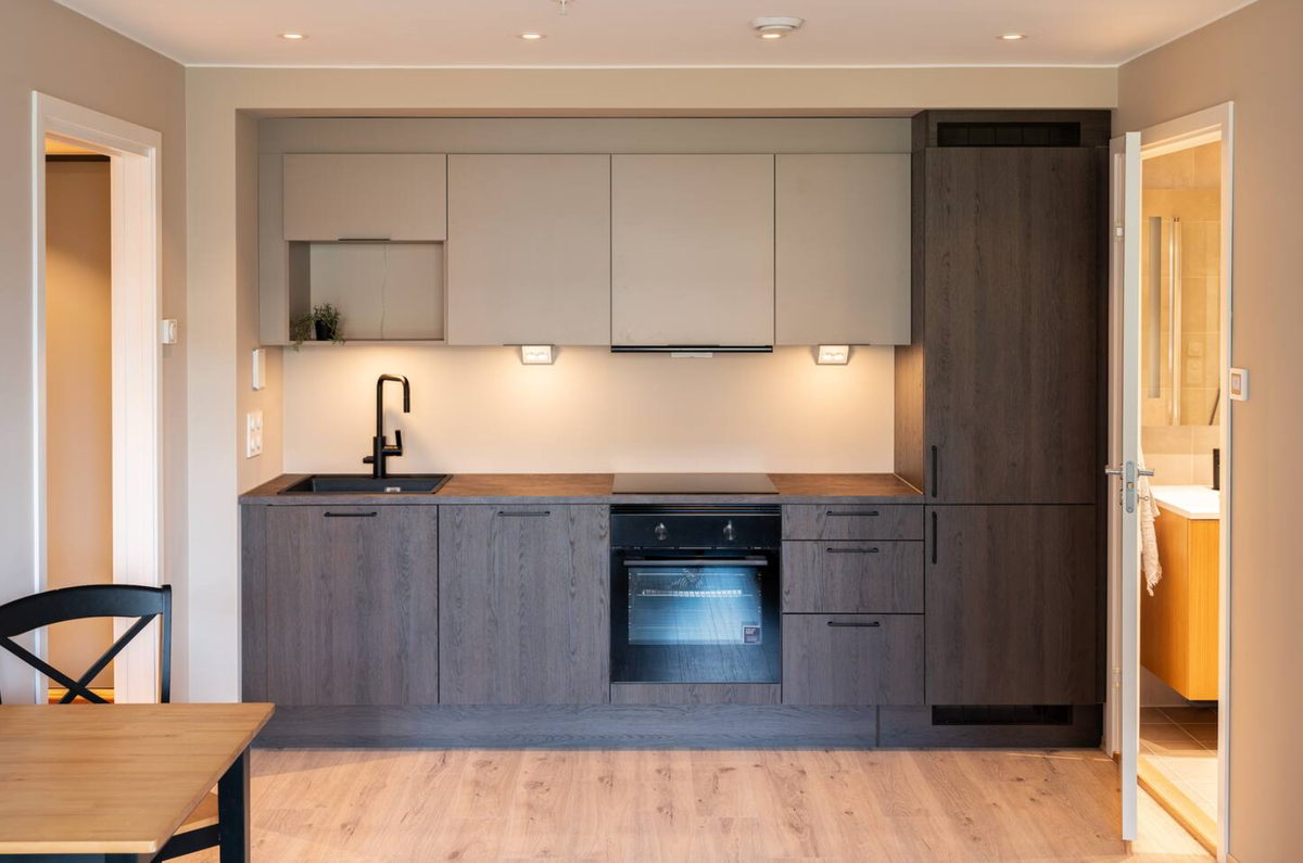 Moderne kjøkken fra HTH, klargjort for mikro i åpent skap Galleribilde