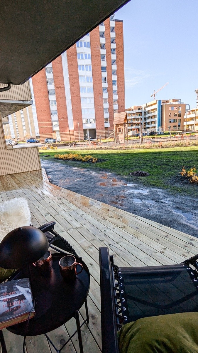 Her kan man gå rett ut til fine fellesområder. Praktisk å trille barnevogna rett til terrassen, eller følge med på barna i lekeapparatene mens man nyter en kaffe på egen terrasse. Galleribilde