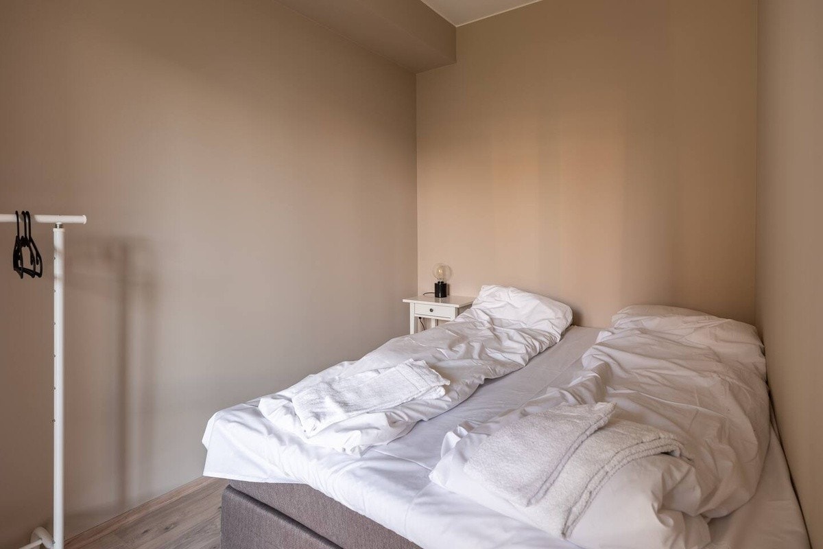 Håndklær og sengetøy medfølger ikke. 150 cm bred seng. Galleribilde