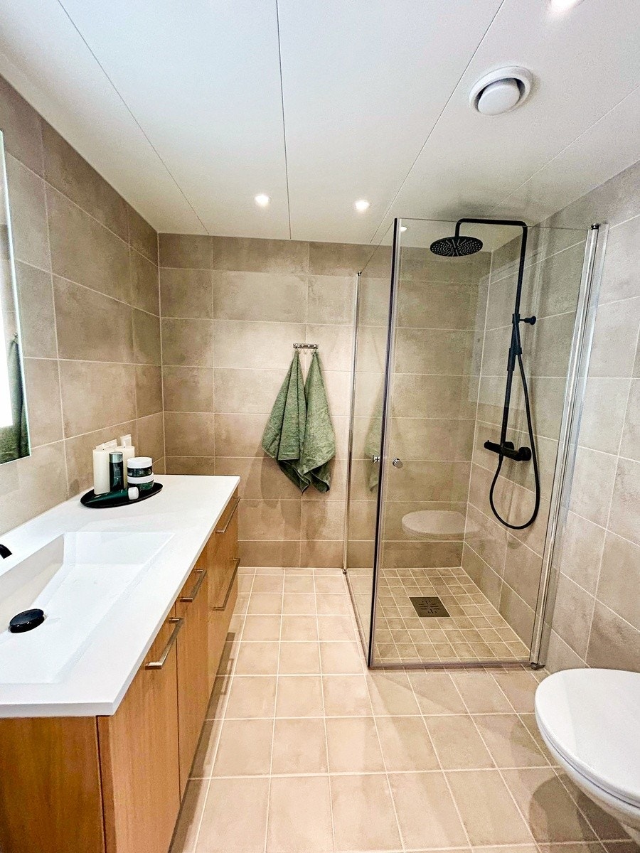 Lunt og fint bad, med mye skapplass Galleribilde