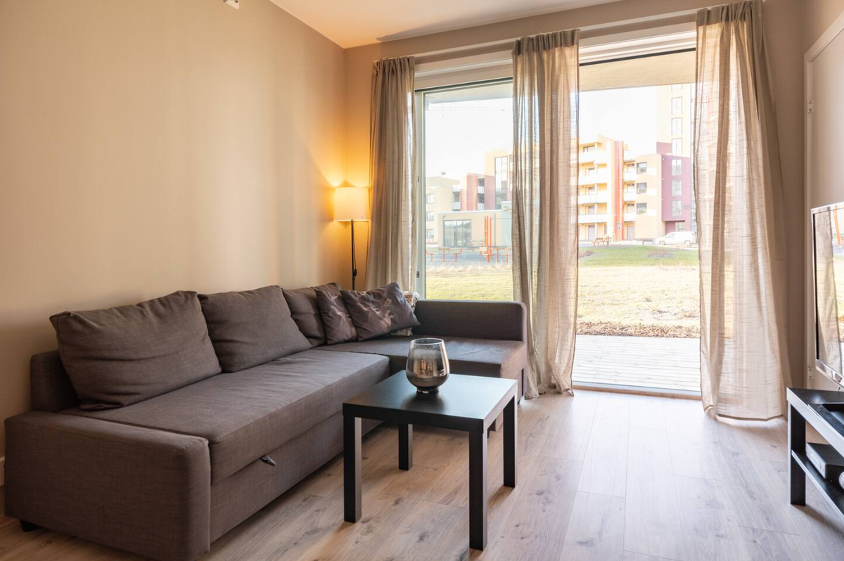 Sovesofa med oppbevaring i stuen. 140cm bred. Galleribilde