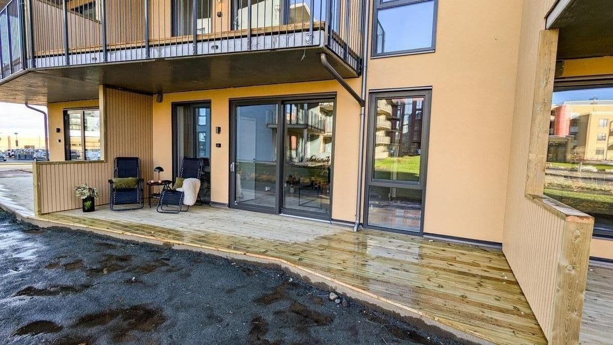 Romslig vestvendt terrasse, med god plass for flere soner. Her kan man nyte mange soltimer! Galleribilde