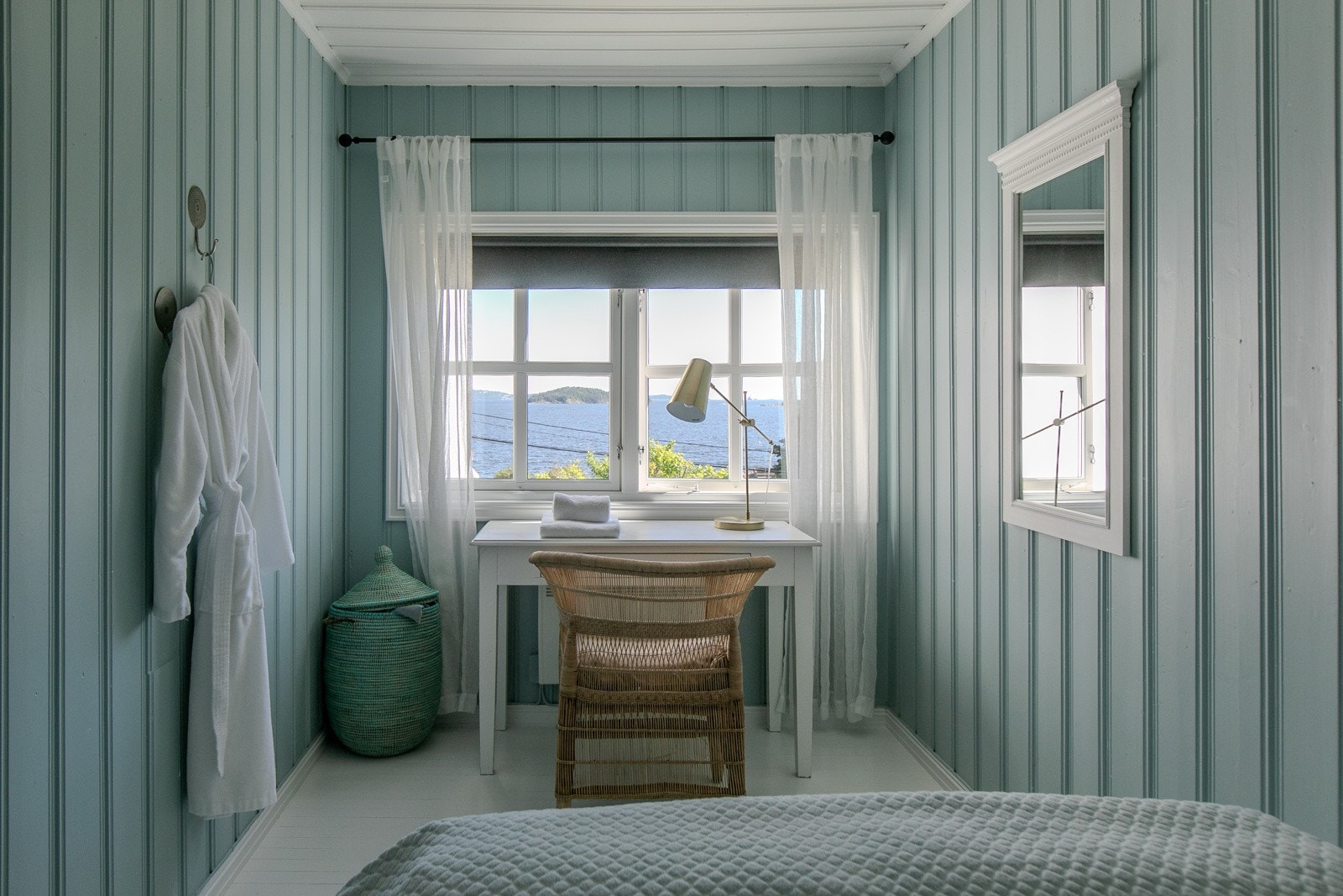 Huset inneholder ti soverom med hvert sitt personlig preg. Dette er soverom 1 i 1.etasje Galleribilde