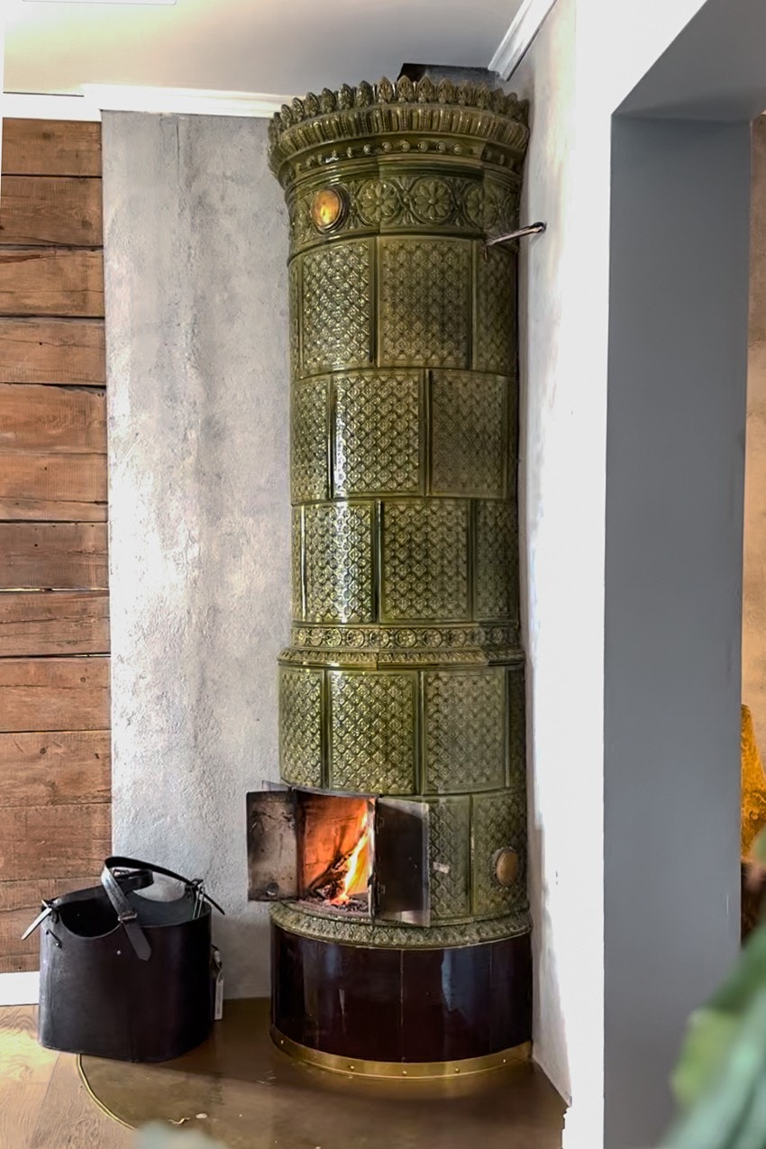 Nydelig kakkelovn montert i 2020, ovnen er fra 1800 tallet, innmaten er ny Galleribilde