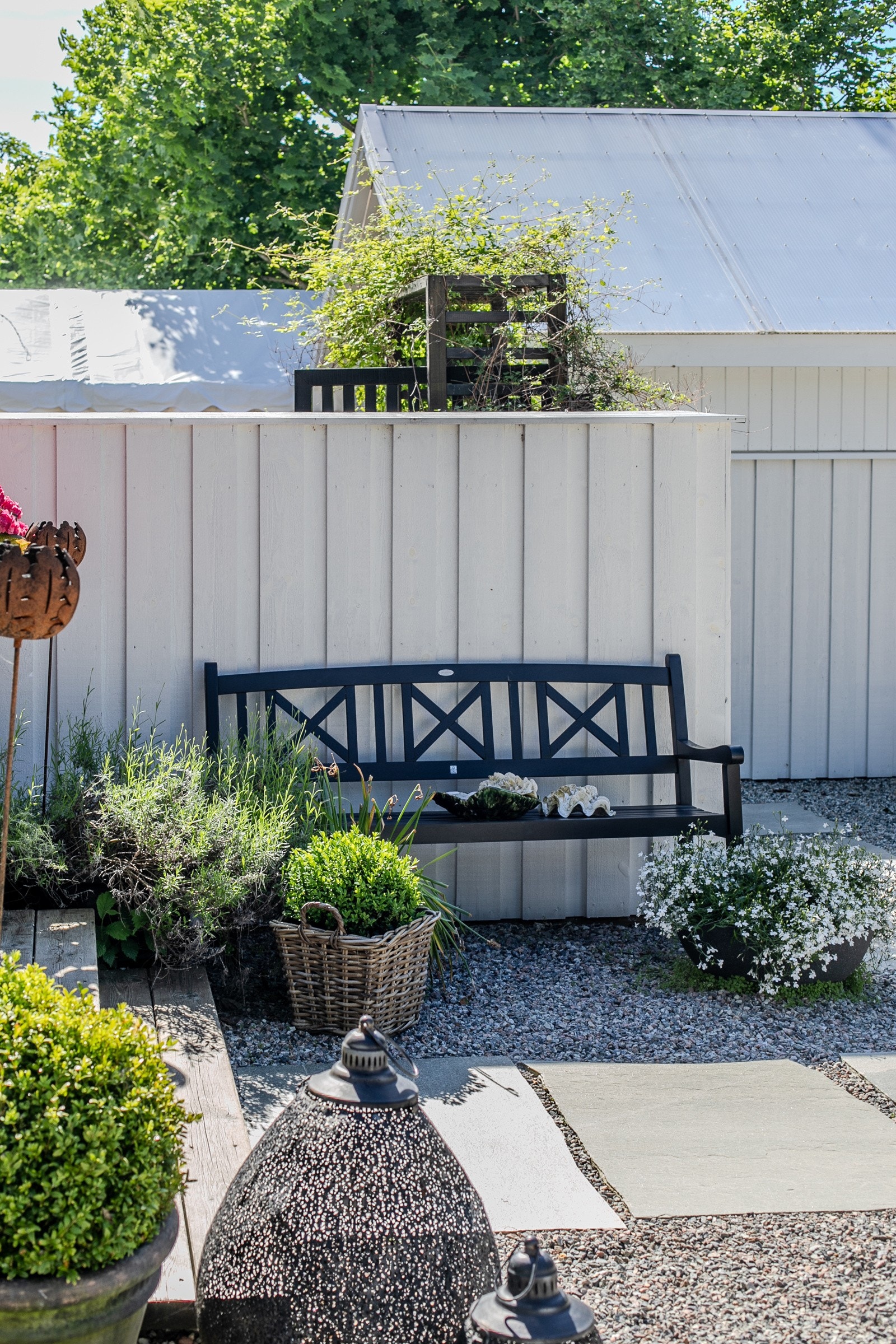 Eiendommen er preget av pent opparbeidet utearealer med koselige detaljer Galleribilde