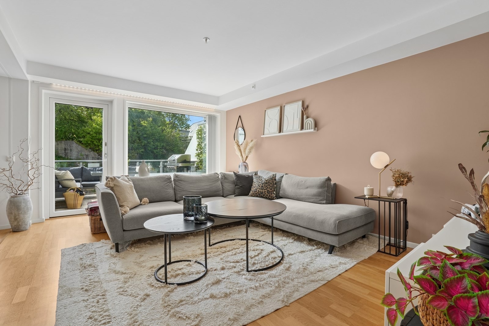 Fra stuen er det utgang til romslig balkong på 10kvm med god plass til ønsket utemøblement. Galleribilde