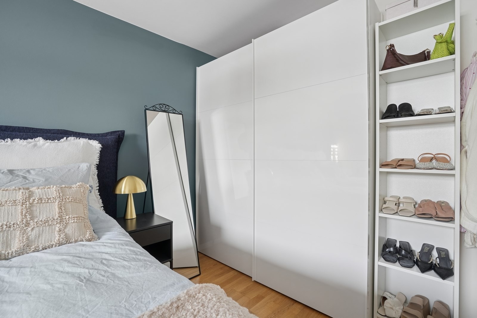 Hovedsoverommet har en romslig garderobe som medfølger handelen. Galleribilde