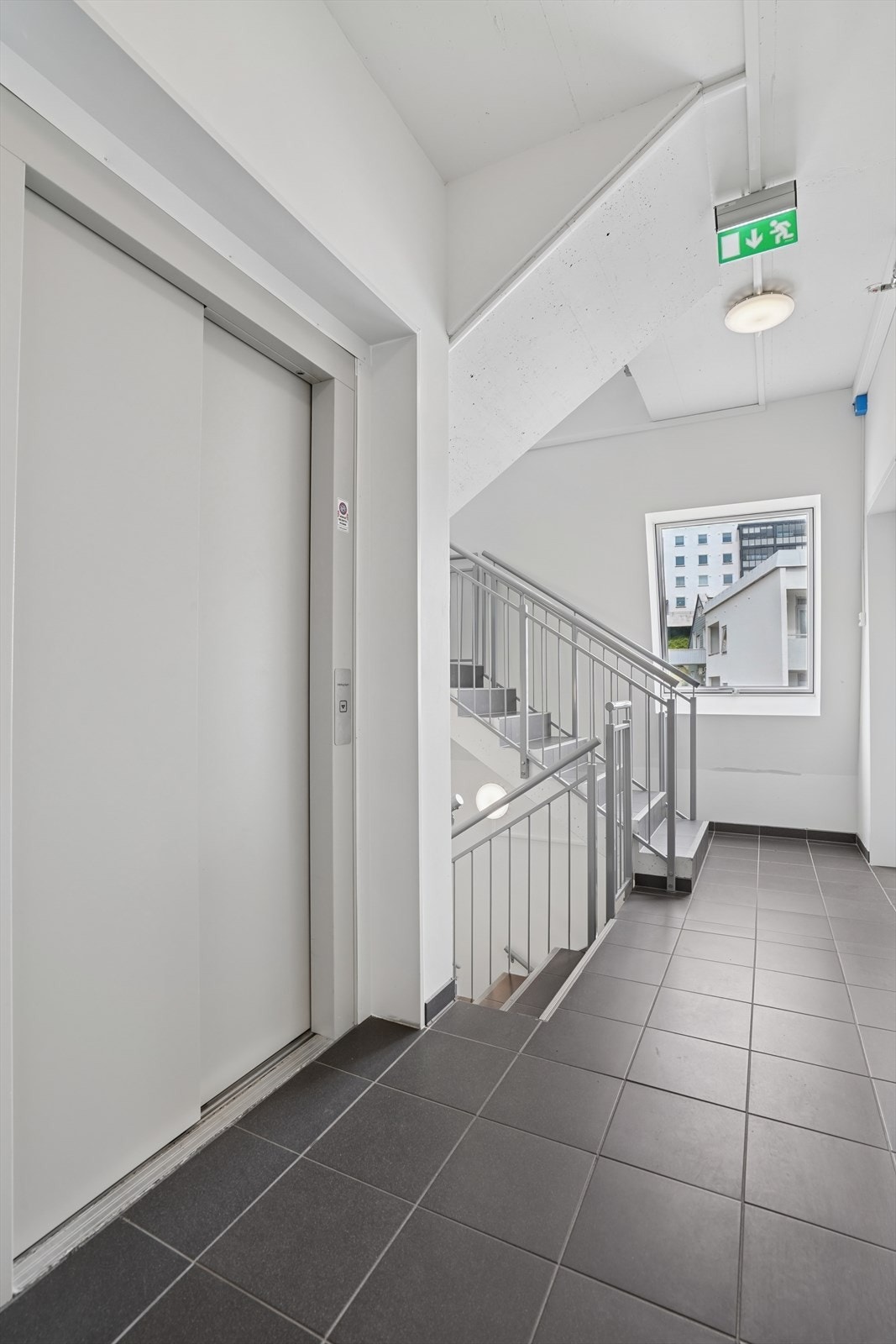 Bygget har moderne løsninger som heis, balansert ventilasjon og fjernvarme, som er inkludert i felleskostnadene. Galleribilde