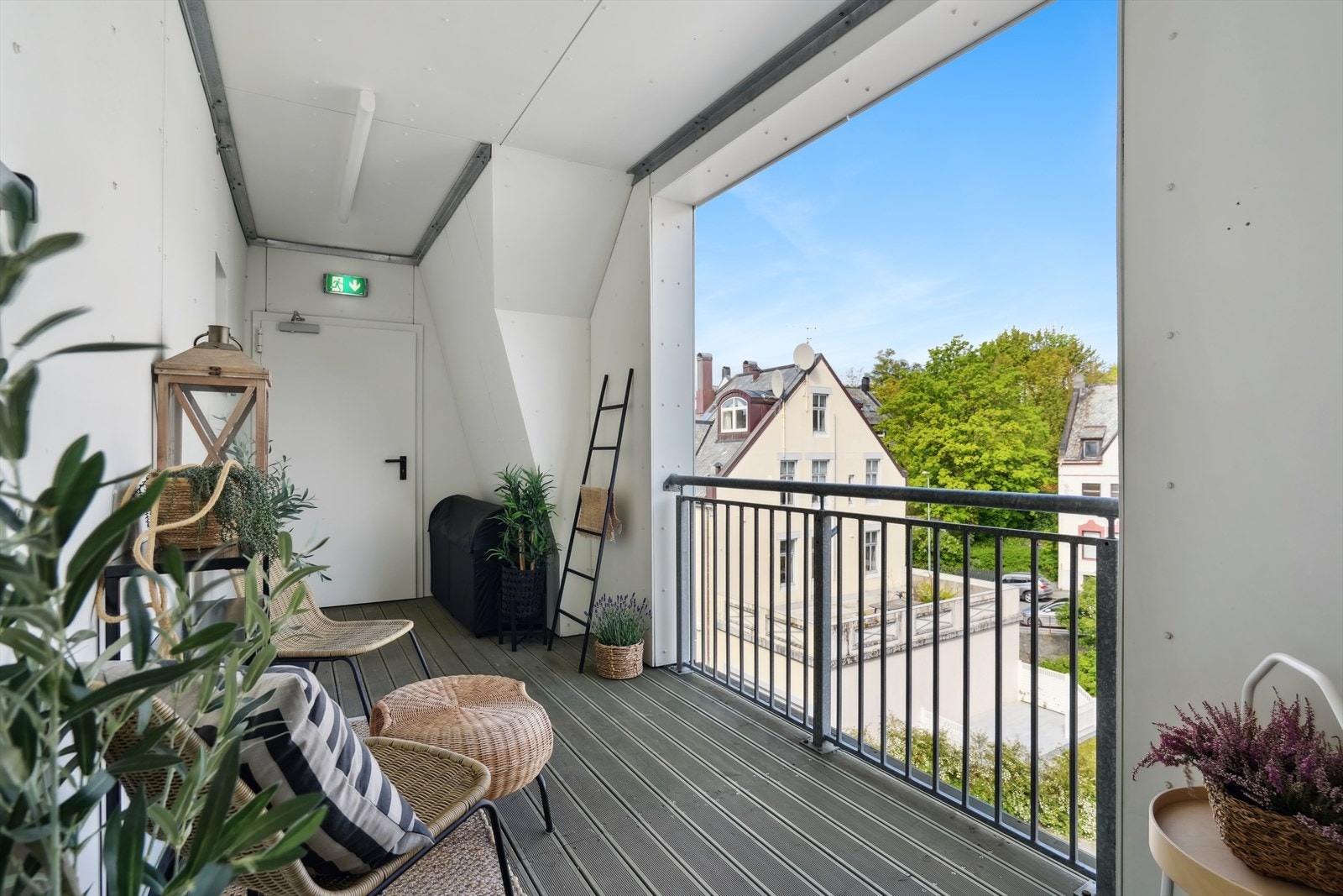 Leiligheten har adkomst via en lun svalgang som tilhører byggets fellesareal, men som kun leder til denne boenheten - noe som gir en følelse av privat inngang. Galleribilde