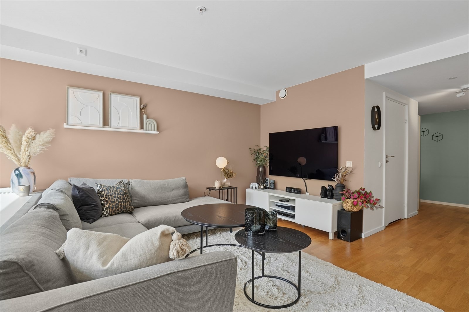 Rommet har nøytrale overflater, som gjør det enkelt å supplere med egne møbler og tekstiler Galleribilde