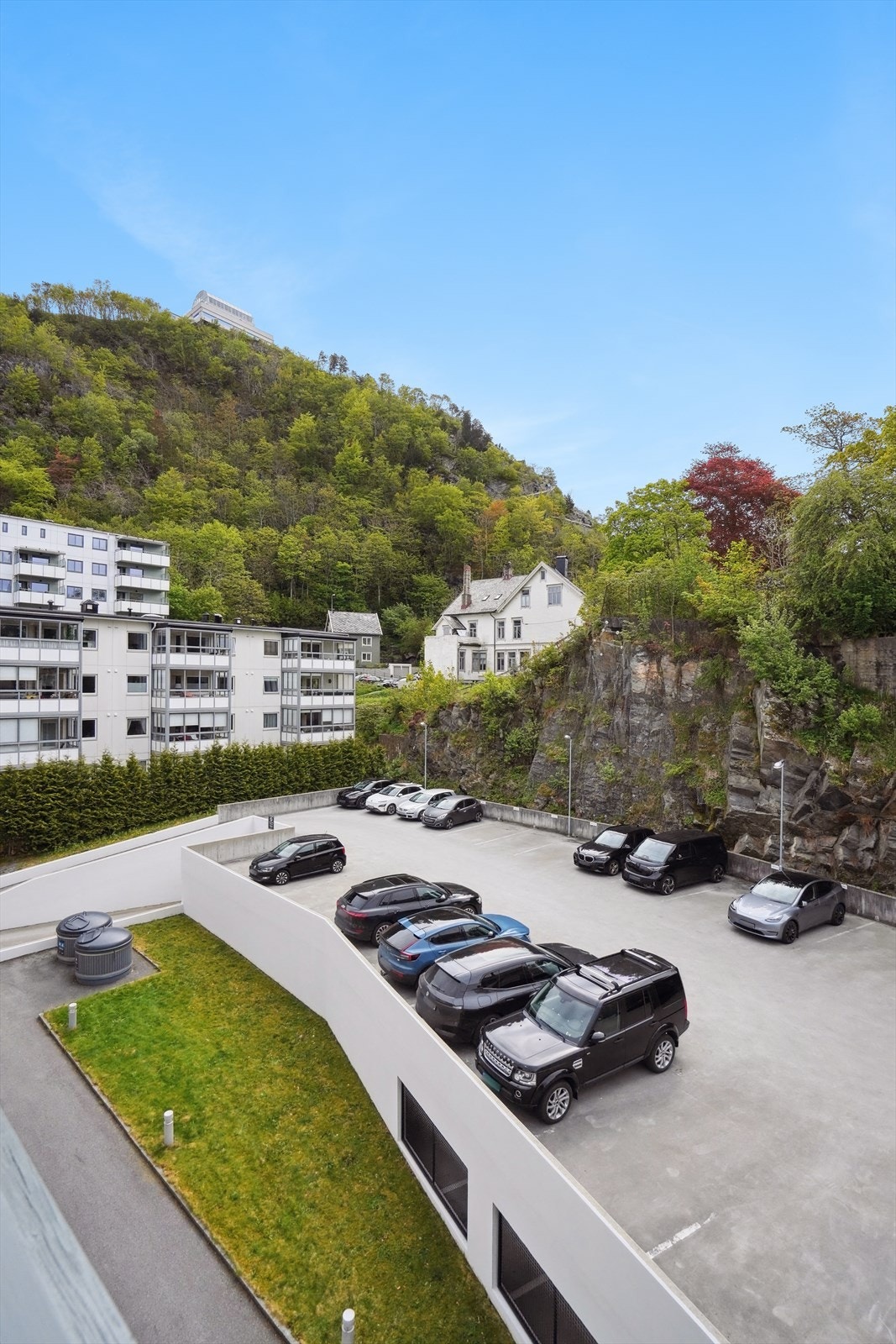 Leie av parkering er mulig i bygg ved siden av sameiet. Gjeldende priser for innendørs parkering er kr. 1655 pr.mnd. og utendørs kr. 1350 pr. mnd. Galleribilde