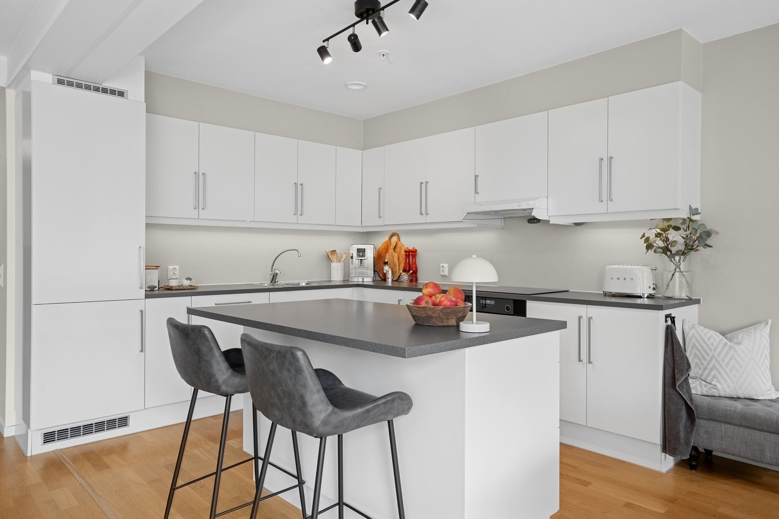 Det er integrert stekeovn, induksjonstopp, oppvaskmaskin og kjøle-/fryseskap, som medfølger handelen. Galleribilde