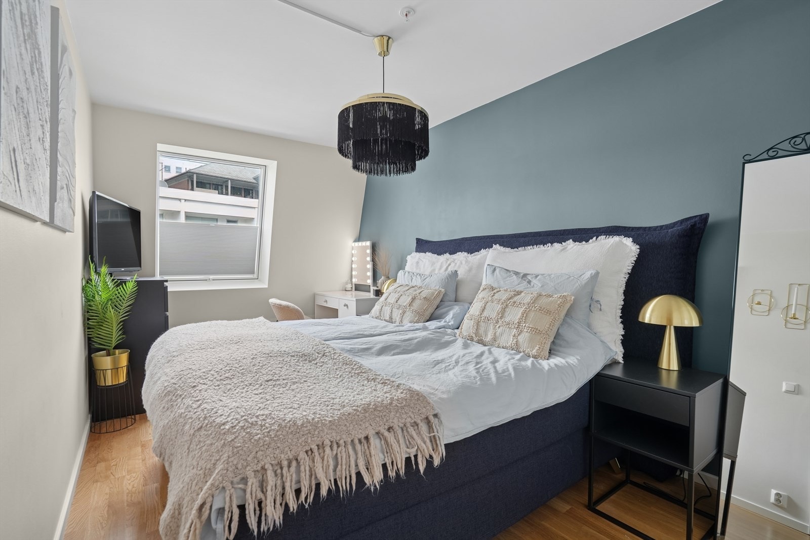 Leiligheten inneholder to gode soverom, som er tilbaketrukket fra oppholdsrommene. Galleribilde