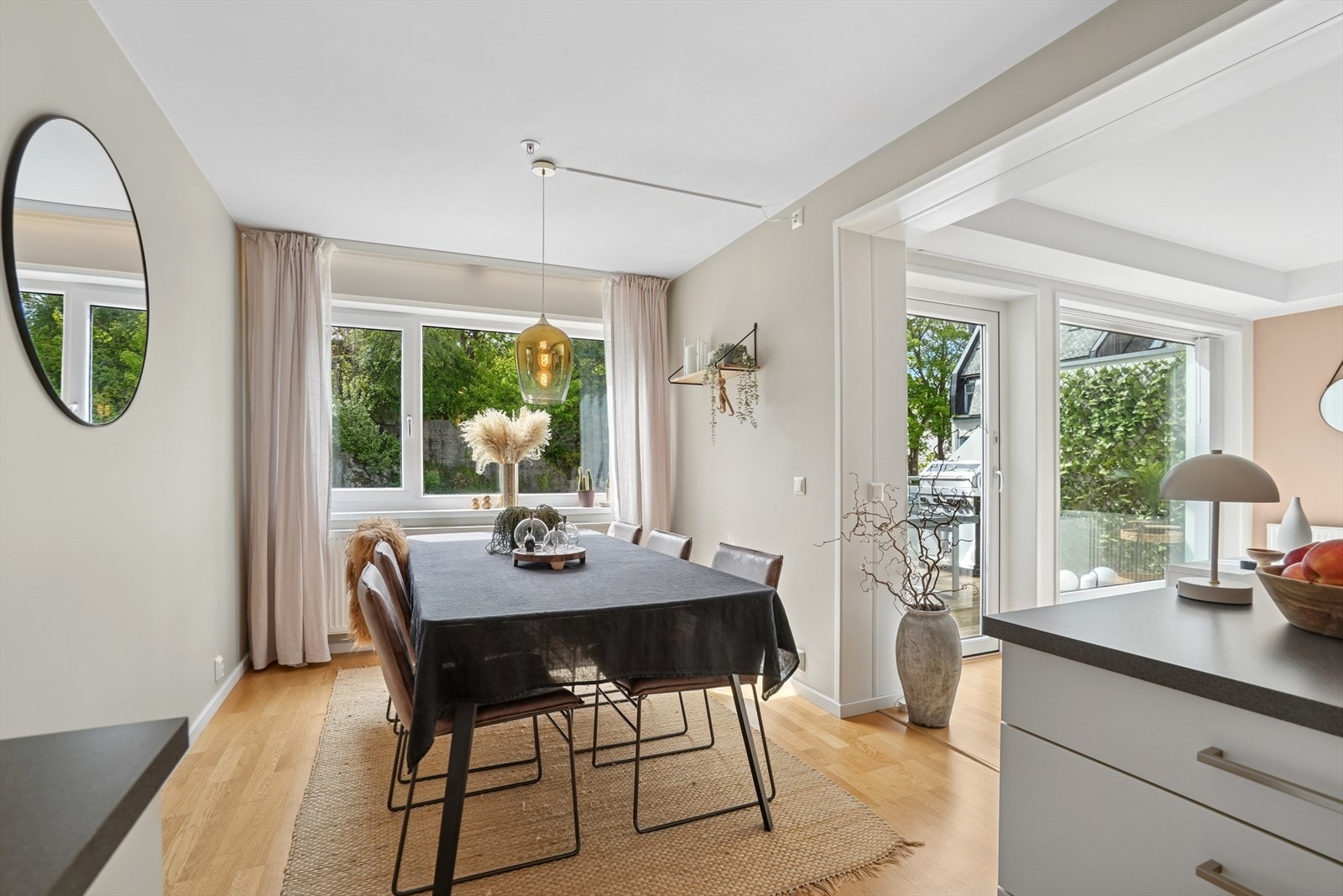 Stue har en åpen løsning til kjøkken og har naturlig plassering for spisestue og sofagruppe. Galleribilde