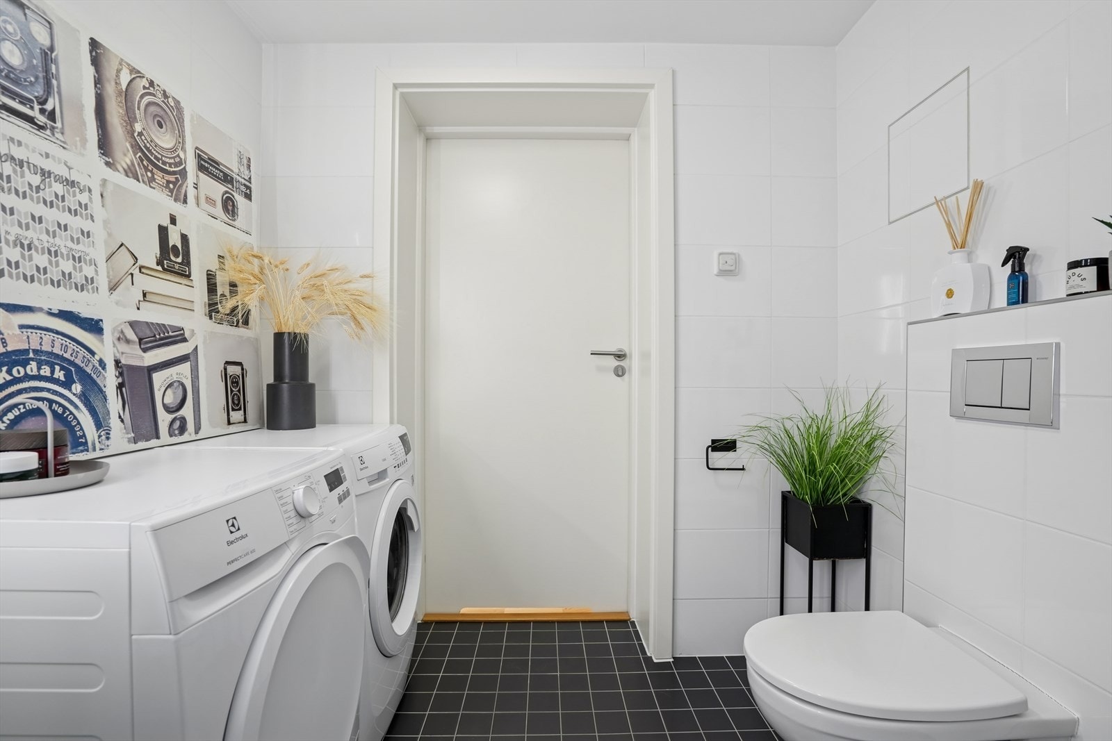 Det er opplegg for vaskemaskin på baderommet. Galleribilde