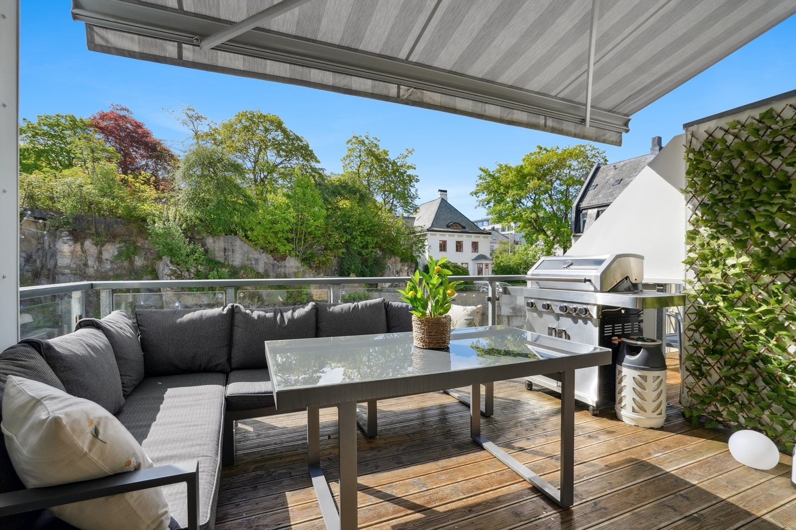 Leiligheten ligger i byggets 4. etasje og byr på flere attraktive kvaliteter samt en nydelig uteplass gode solforhold og fin god planløsning. Galleribilde