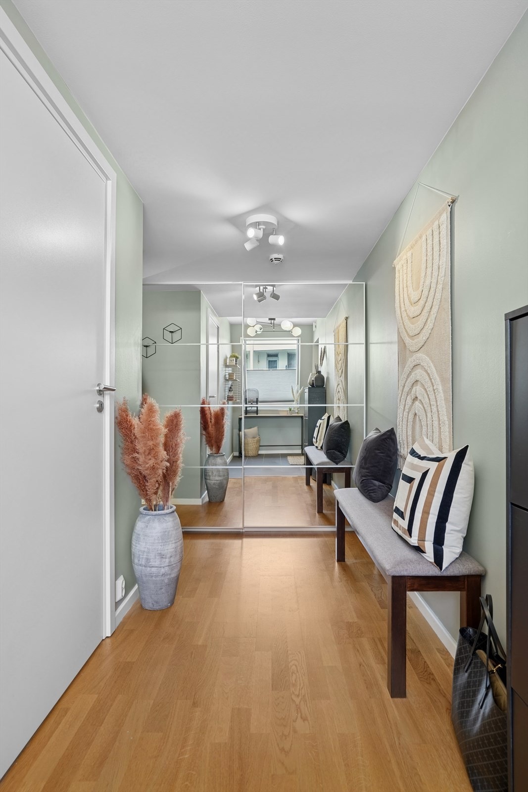 I gangen finner du en praktisk garderobe med gode oppbevaringsmuligheter. Galleribilde