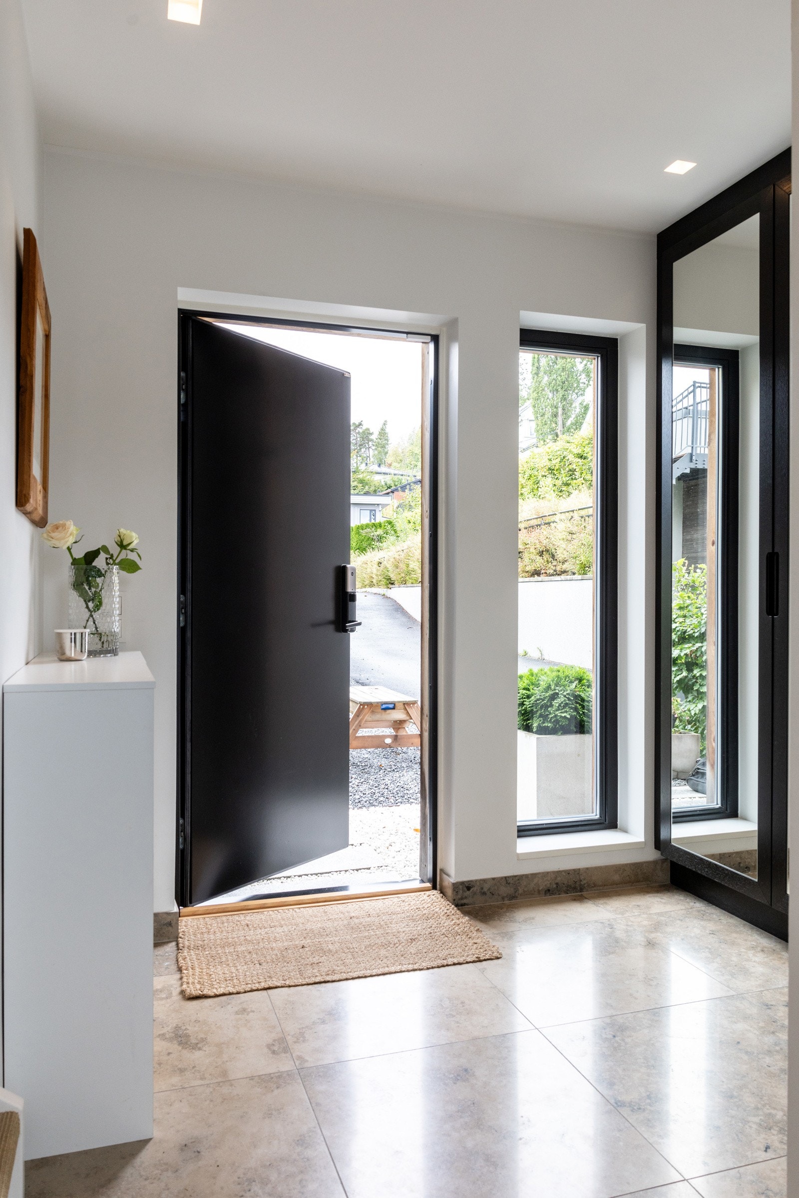 Entréen fremstår lys og innbydende med et stilrent uttrykk. Romslig garderobeskap som sørger for godt med oppbevaringsplass for yttertøy. Galleribilde