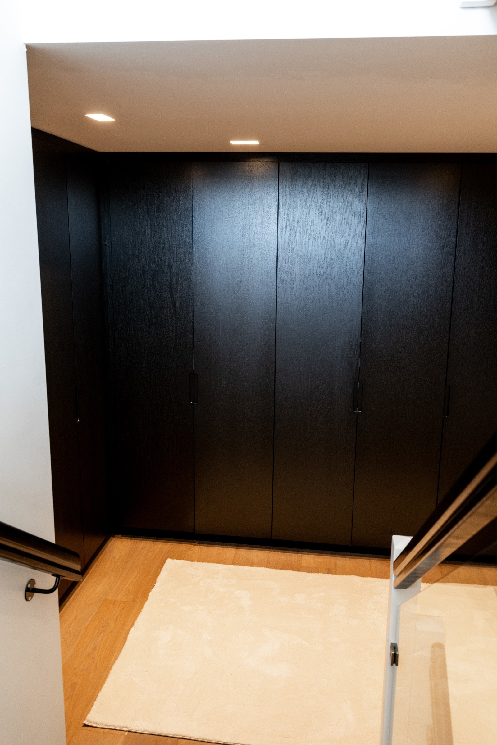 Trappeoppgangen er godt utnyttet med store plassbygde garderobeskap. Galleribilde