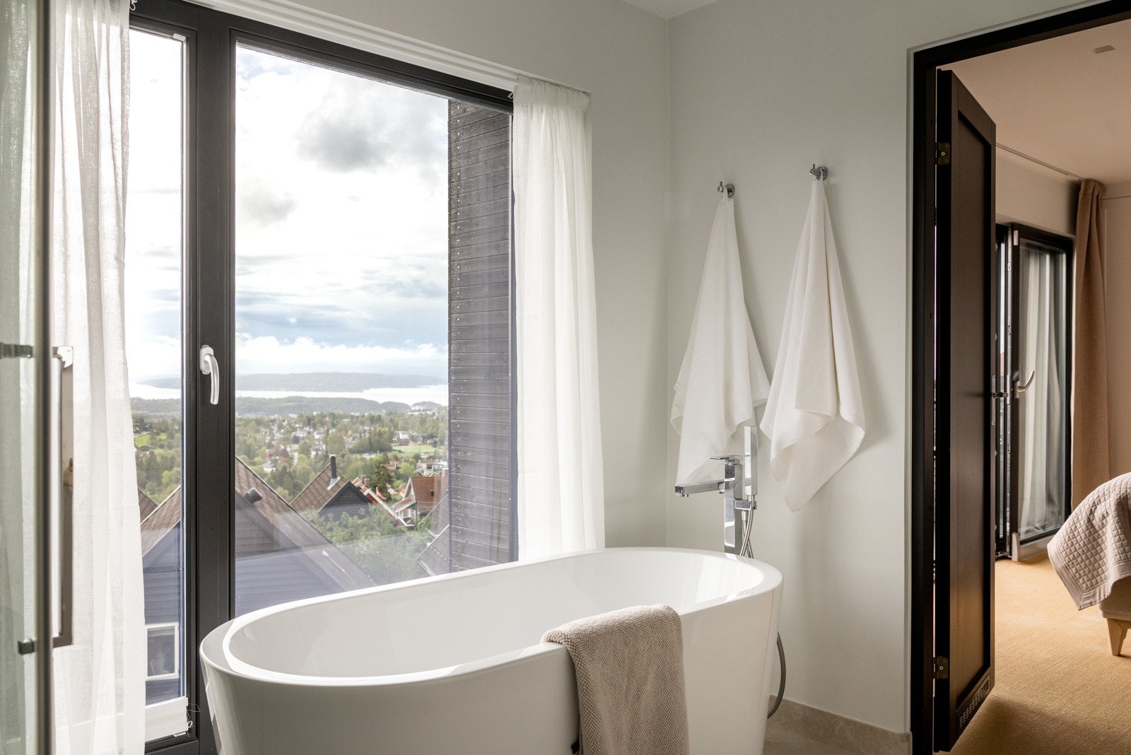 Fra soverommet er det direkte tilgang til et stilfullt bad, noe som gir en eksklusiv følelse i hverdagen. Galleribilde