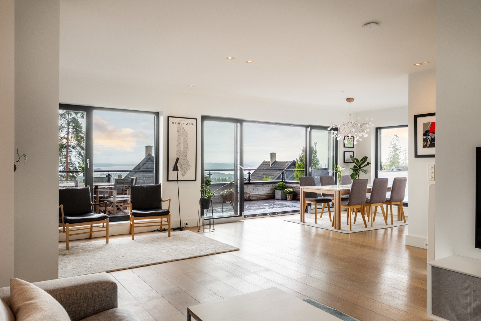 Stuen oppleves som lys og luftig med store vindusflater som slipper inn rikelig med naturlig lys og gir flott utsyn mot omgivelsene. Galleribilde