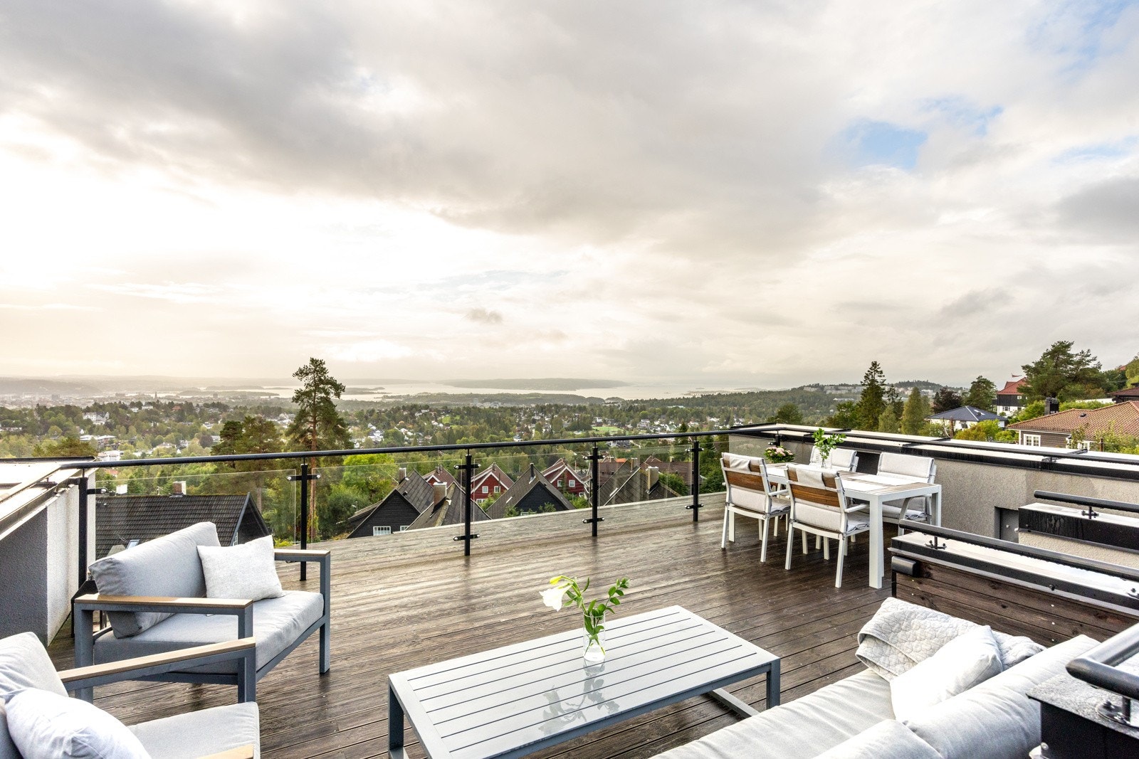 Takterrassen er perfekt for sosiale sammenkomster. Galleribilde