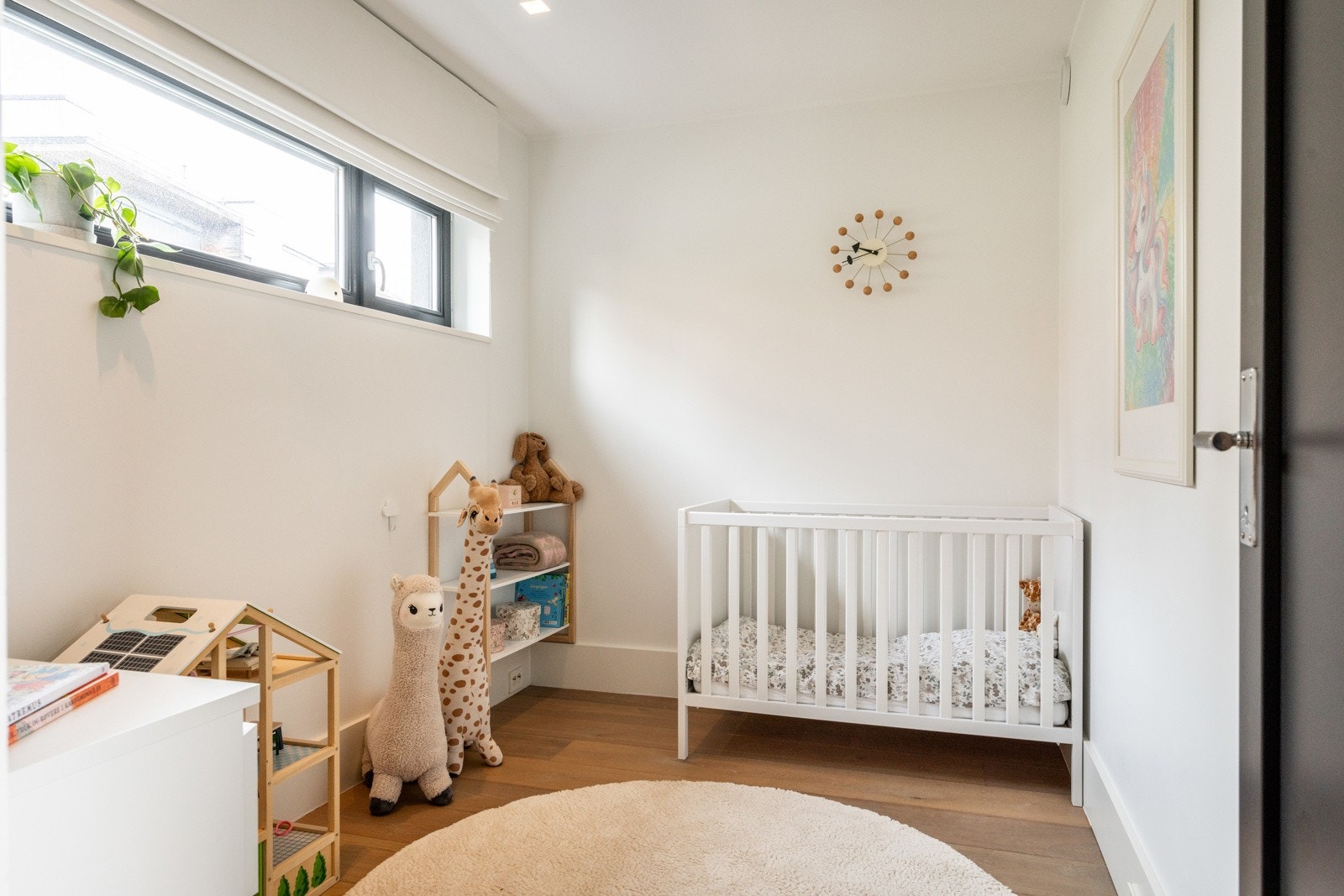 Begge rommene har en praktisk størrelse som gjør dem fleksible for ulike behov, enten det er til lek, arbeid eller hvile. Galleribilde