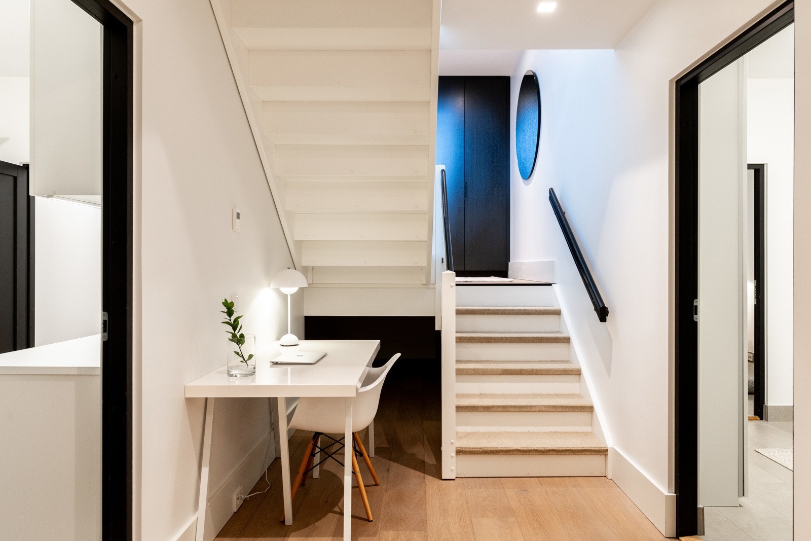 Videre ned i underetasjen finner du en romslig gang som gir et åpent og funksjonelt inntrykk. Galleribilde