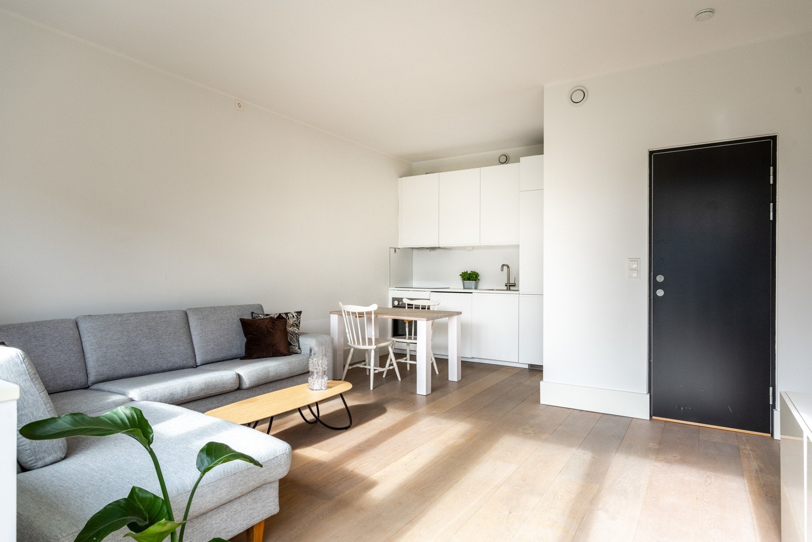 Kjøkkenet er fra 2018 og innredet med glatte fronter og laminat benkeplate, og er utstyrt med integrerte hvitevarer som kjøl- og fryseskap, oppvaskmaskin, platetopp og stekeovn. Galleribilde