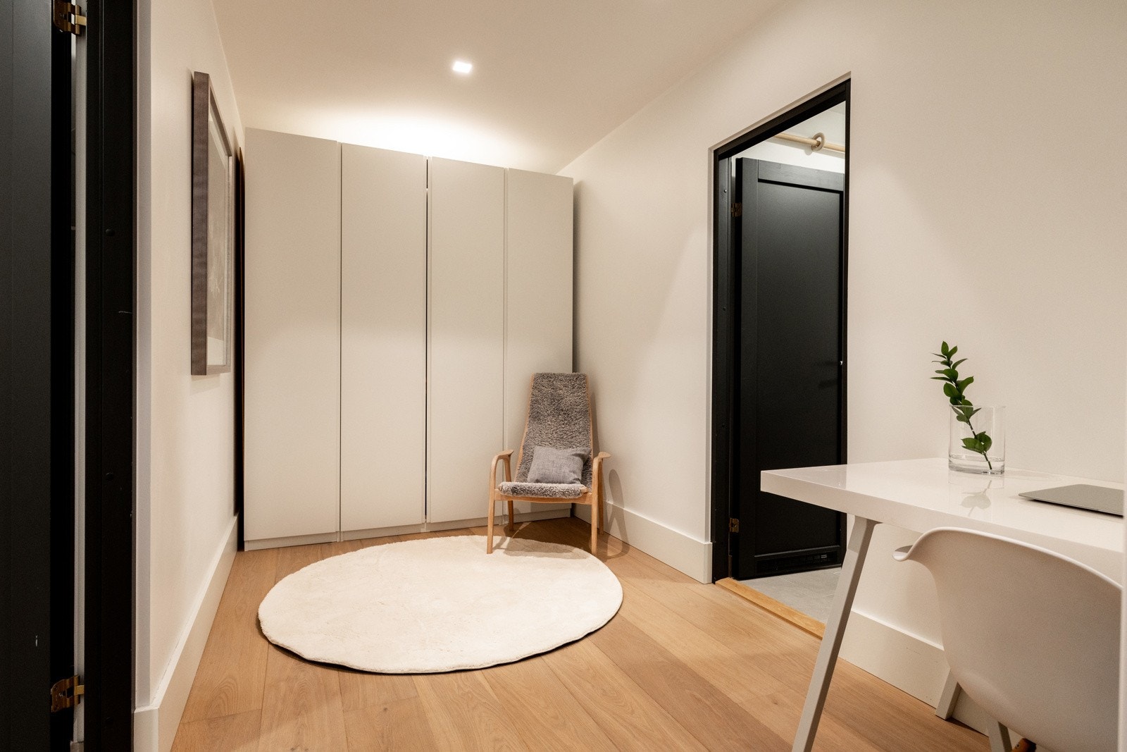 Plass til garderobeløsninger og tilrettelegging for eksempelvis en liten kontorplass eller en ekstra sone for oppbevaring. Galleribilde