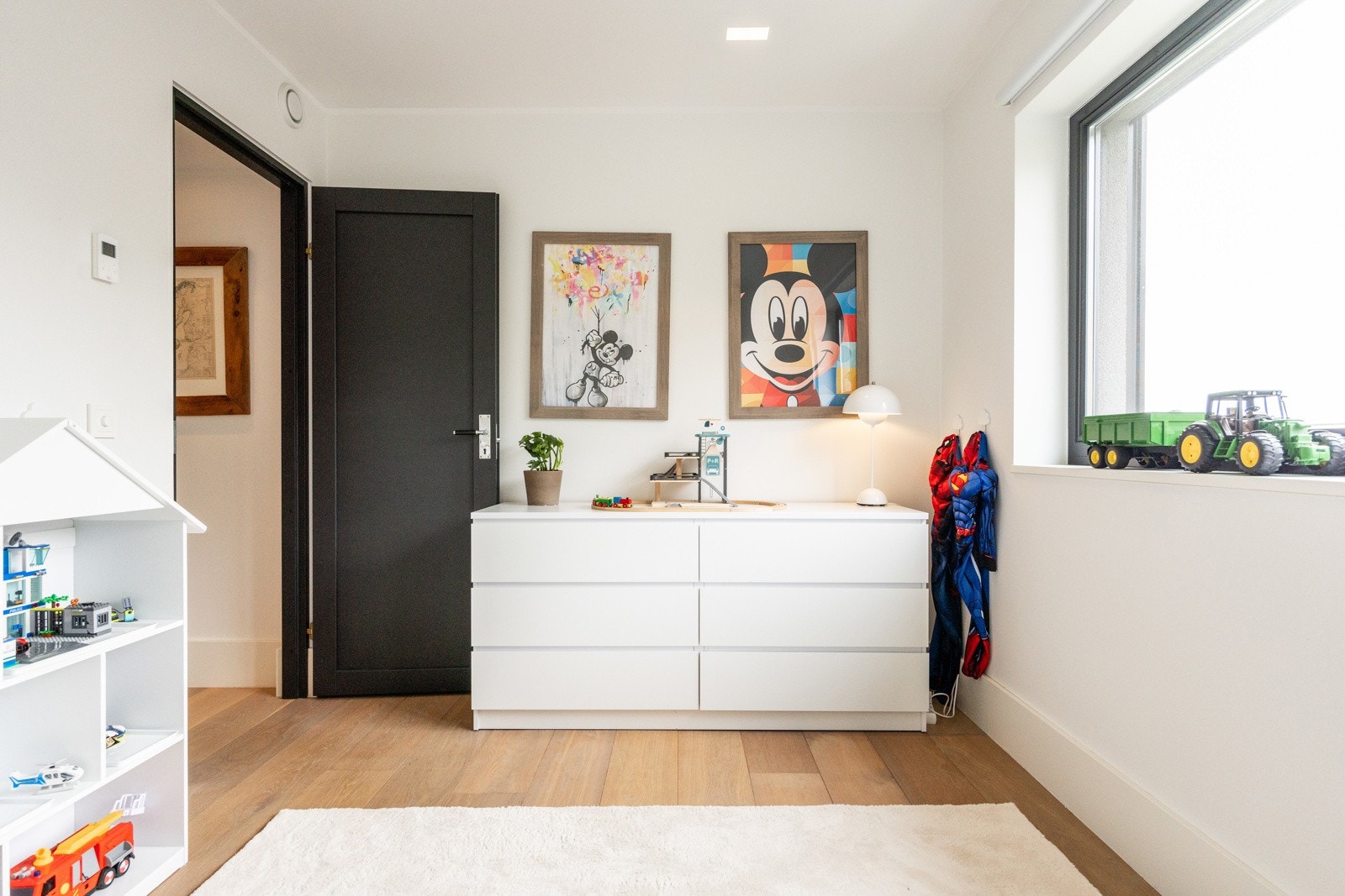 Boligen har i tillegg to lyse og trivelige soverom som egner seg godt som barnerom, gjesterom eller hjemmekontor. Galleribilde