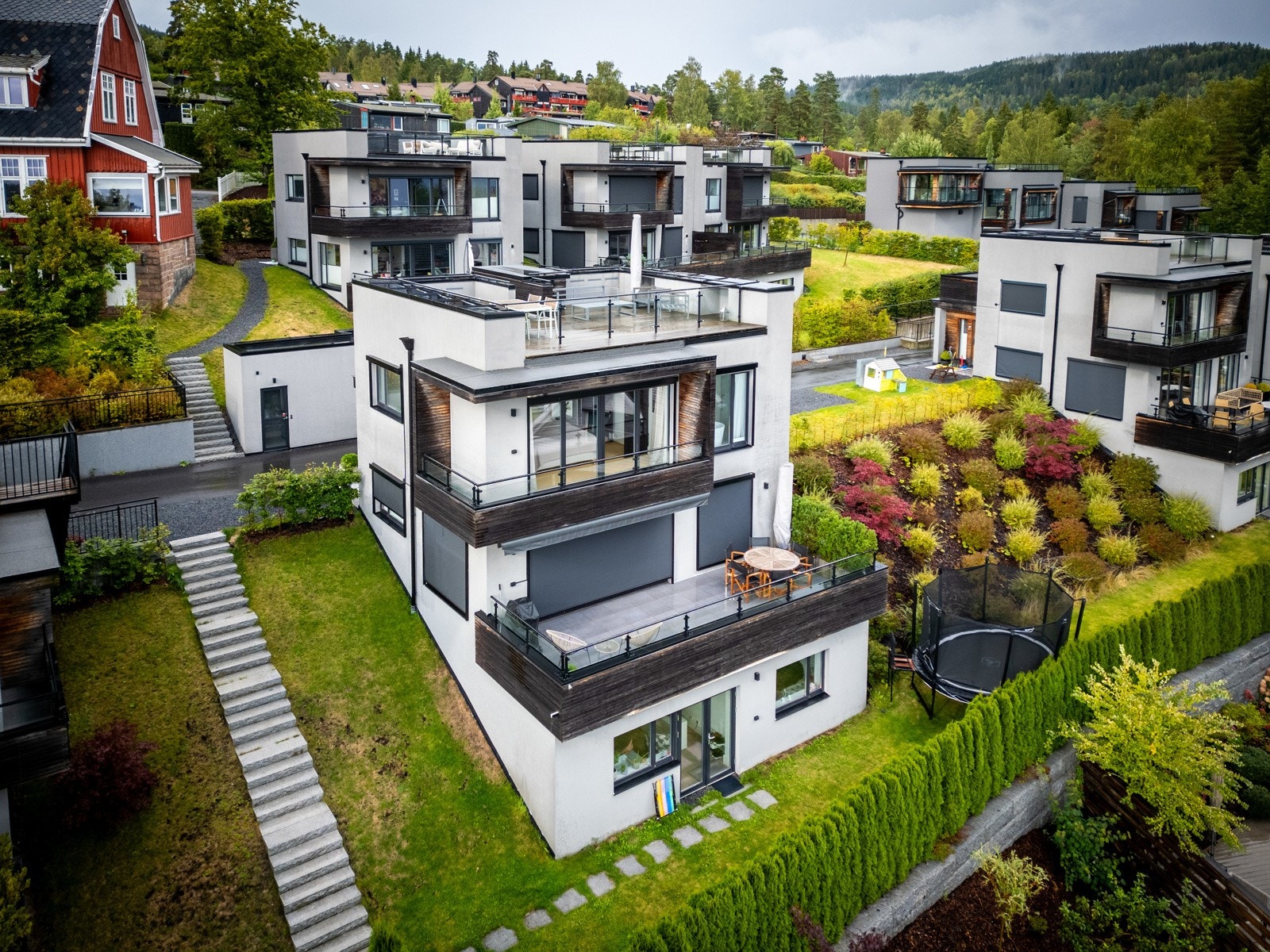 Eiendommen har en svært ettertraktet plassering i Holmenkollåsen, omgitt av natur, friluftsmuligheter og gode servicetilbud. Galleribilde