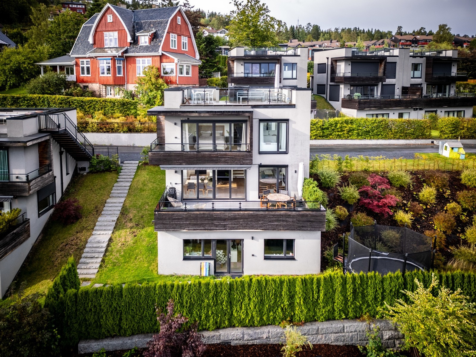 Kun fire minutters gange unna finner du Midtstuen T-banestasjon, hvorfra det tar rundt 20 minutter til Oslo sentrum. Galleribilde