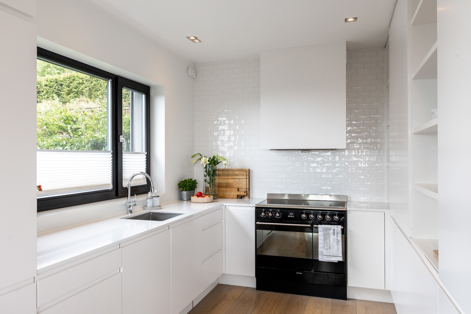 Det er montert automatisk vannstopper og kjøkkenventilator med kullfilter. Galleribilde