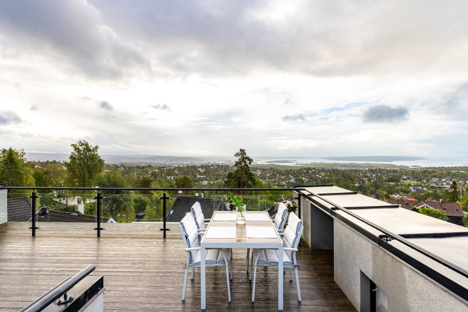 Beliggenheten gir en sjelden kombinasjon av ro, naturnærhet og enkel tilgang til byen, perfekt for den som ønsker en balansert hverdag mellom jobb og fritid. Galleribilde