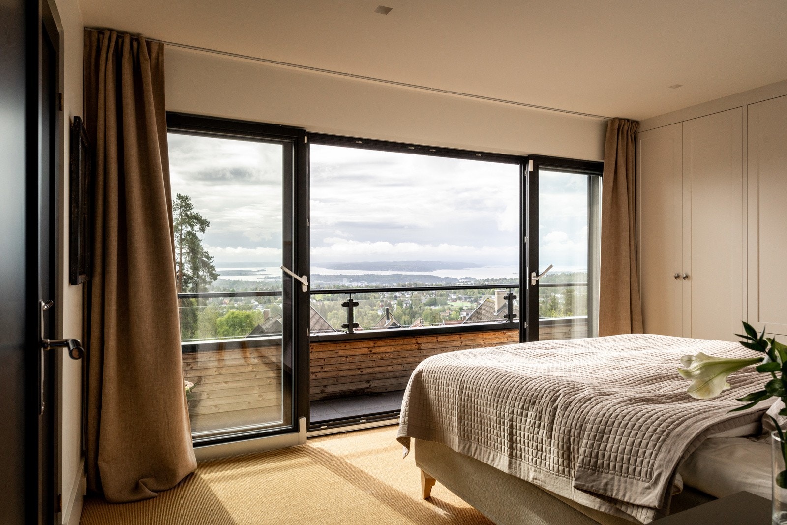 Store vindusflater og utgang til balkong sørger for en lys og luftig atmosfære, samtidig som man kan våkne til flott utsikt over nærområdet. Galleribilde
