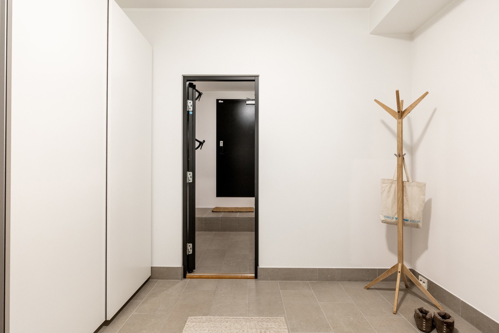 Underetasjen byr på svært gode oppbevaringsmuligheter med flere romslige boder som kan tilpasses ulike behov. Galleribilde