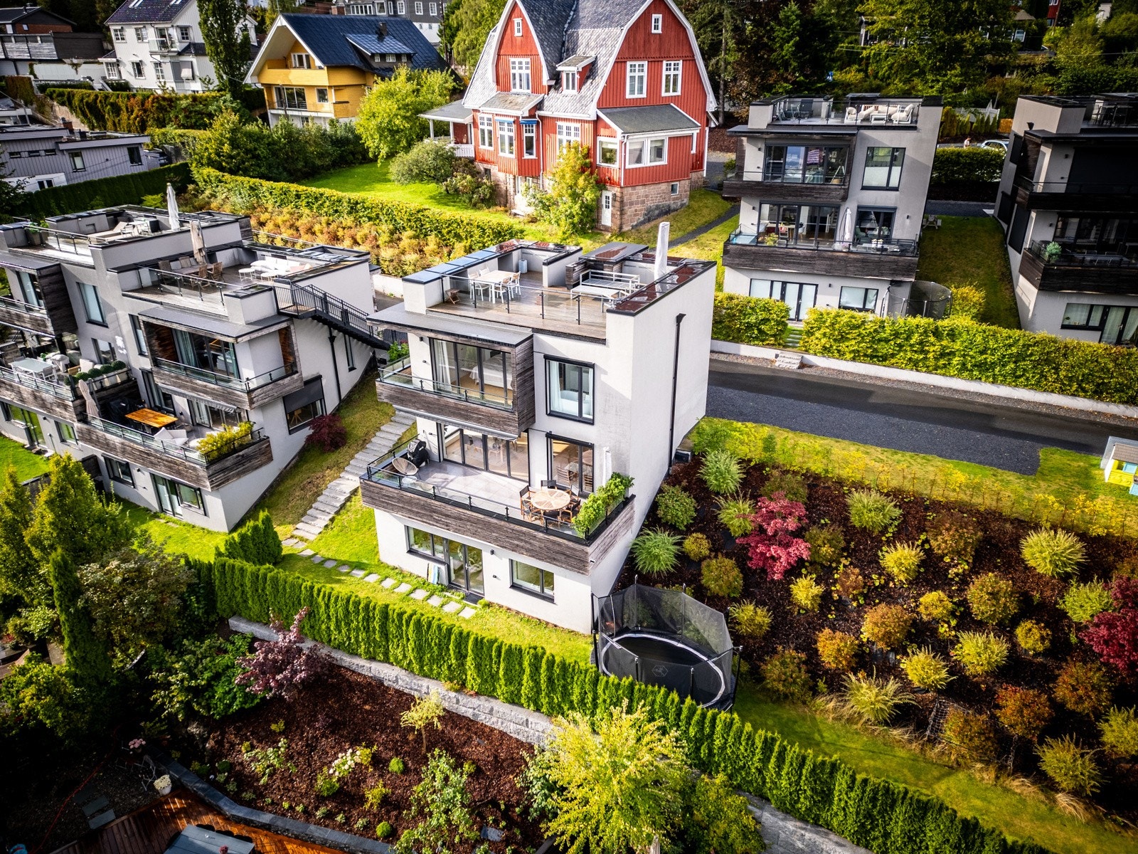 Eiendommen ligger i et svært attraktivt og eksklusivt boligområde i Holmenkollåsen, med kort avstand til skoler, barnehager, kollektivtransport og vakre rekreasjonsområder. Galleribilde