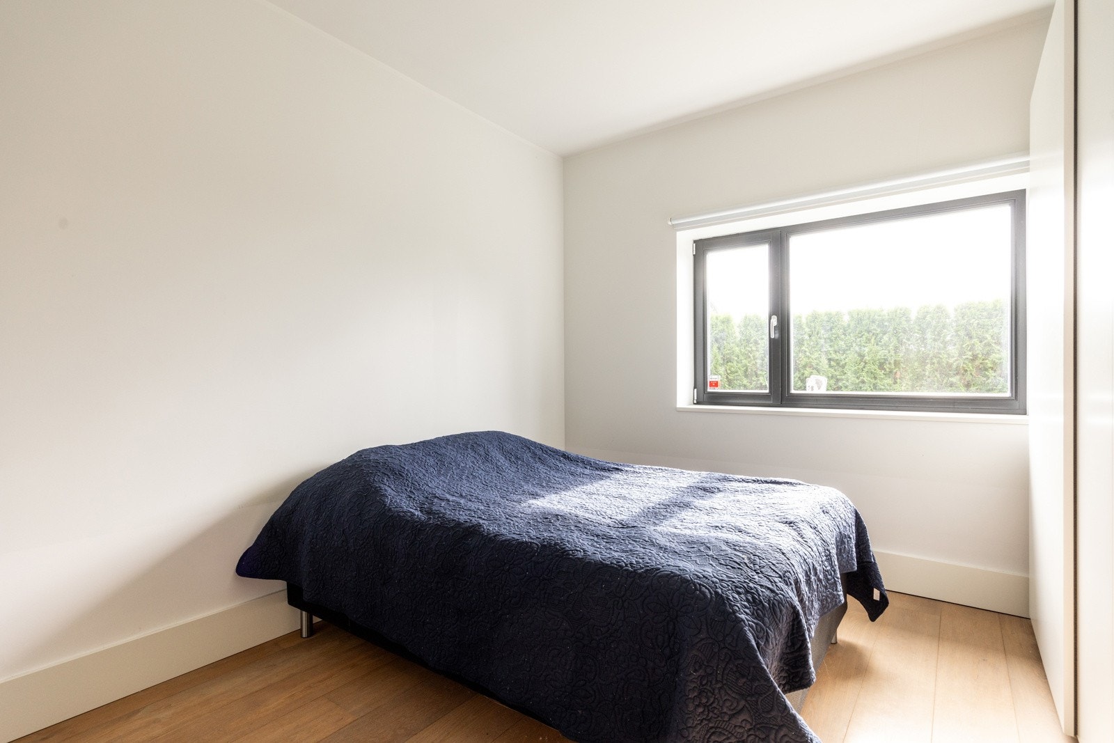 Soverommet i hybeldelen er lyst og praktisk utformet med vindu som gir godt dagslys og en behagelig atmosfære. Rommet har en funksjonell størrelse som gir plass til seng og garderobeløsning. Galleribilde