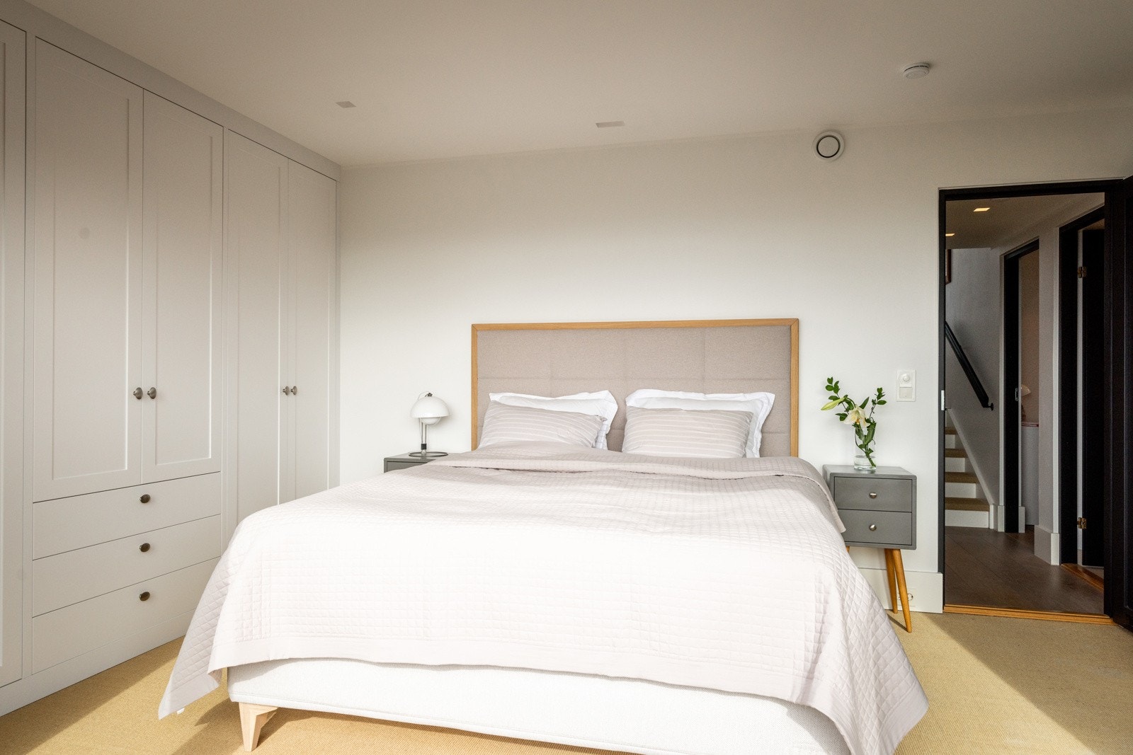 Hovedsoverommet er romslig og elegant, med god plass til dobbeltseng og tilhørende møblement. Galleribilde