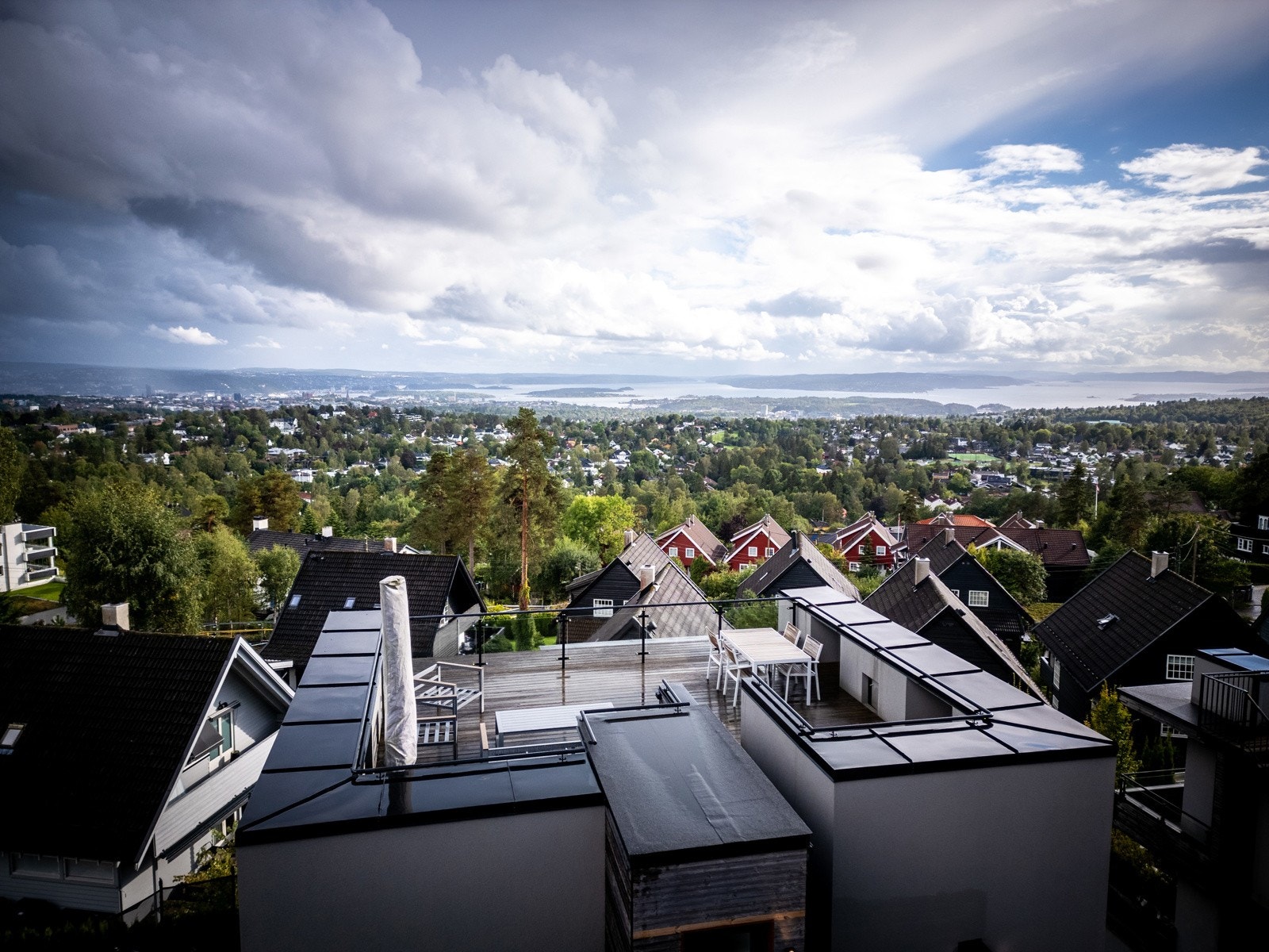 Storslått panoramautsikt over byen og Oslofjorden. Galleribilde