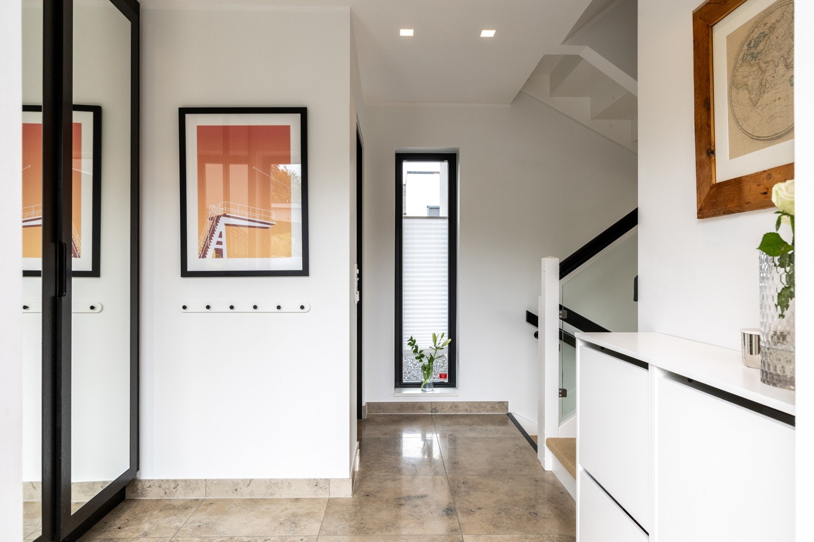 Entréen sørger for et ryddig og hyggelig førsteinntrykk av boligen. Galleribilde